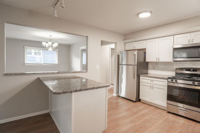 6418 Knoll Street N, Golden Valley, MN 55427