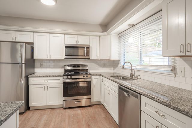 6418 Knoll Street N, Golden Valley, MN 55427