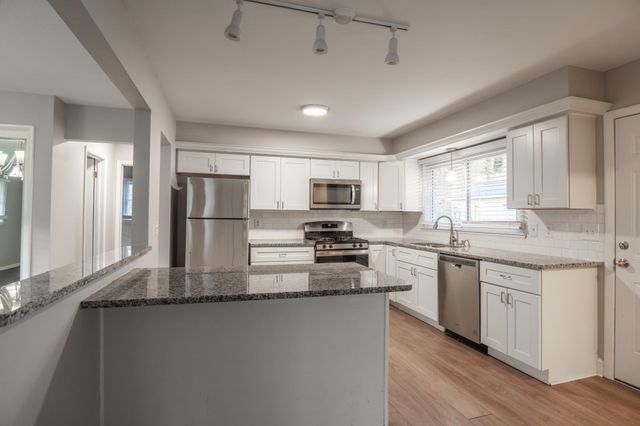 6418 Knoll Street N, Golden Valley, MN 55427