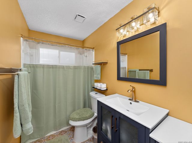 7701 Forest Magic Ct, Live Oak, TX 78233