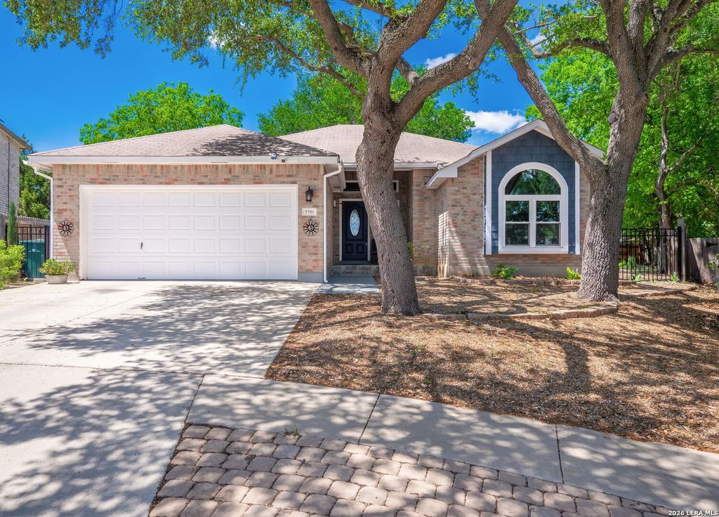7701 Forest Magic Ct, Live Oak, TX 78233