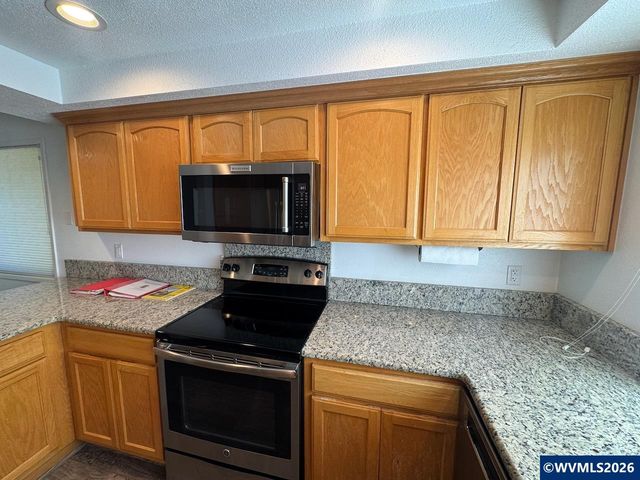 1889 Lexington Cir SE, Salem, OR 97306