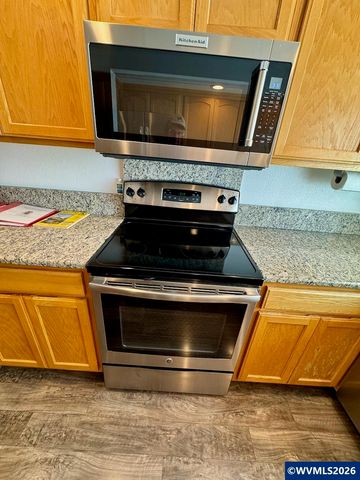 1889 Lexington Cir SE, Salem, OR 97306