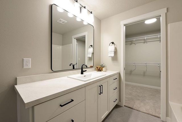 867 Harvest Circle, Horace, ND 58047