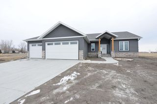 867 Harvest Circle, Horace, ND 58047
