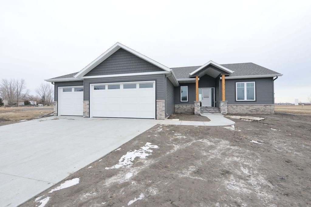 867 Harvest Circle, Horace, ND 58047