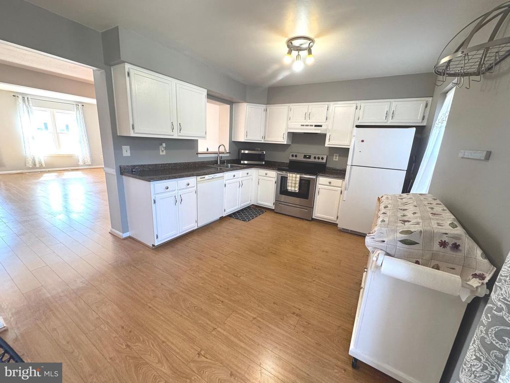 Image 3 of property listing at 18 INGATE TER #4402, Baltimore, MD 21227