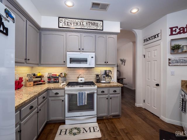 10002 Laurel Park Avenue, Bakersfield, CA 93312