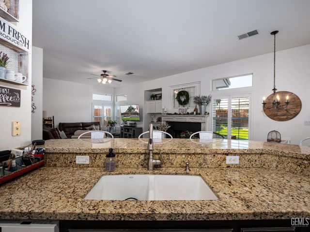 10002 Laurel Park Avenue, Bakersfield, CA 93312