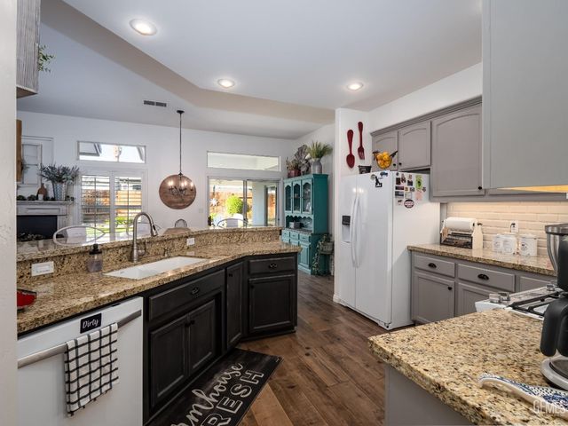 10002 Laurel Park Avenue, Bakersfield, CA 93312