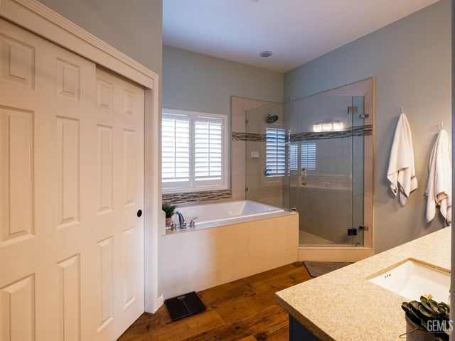 10002 Laurel Park Avenue, Bakersfield, CA 93312