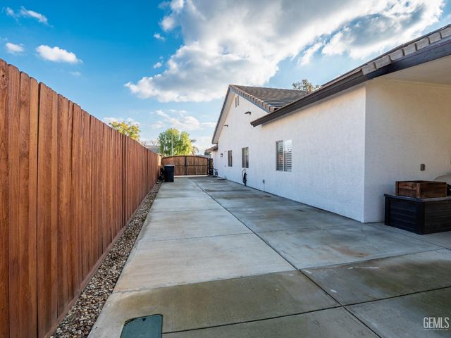 10002 Laurel Park Avenue, Bakersfield, CA 93312