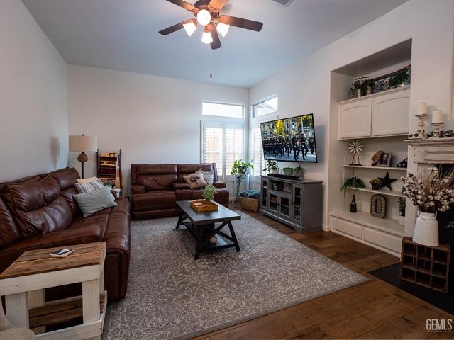 10002 Laurel Park Avenue, Bakersfield, CA 93312