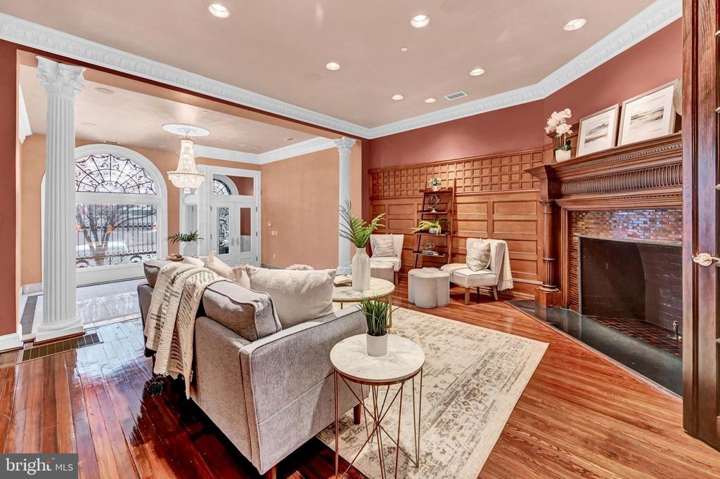 Image 12 of property listing at 1126 N CHARLES ST, Baltimore, MD 21201