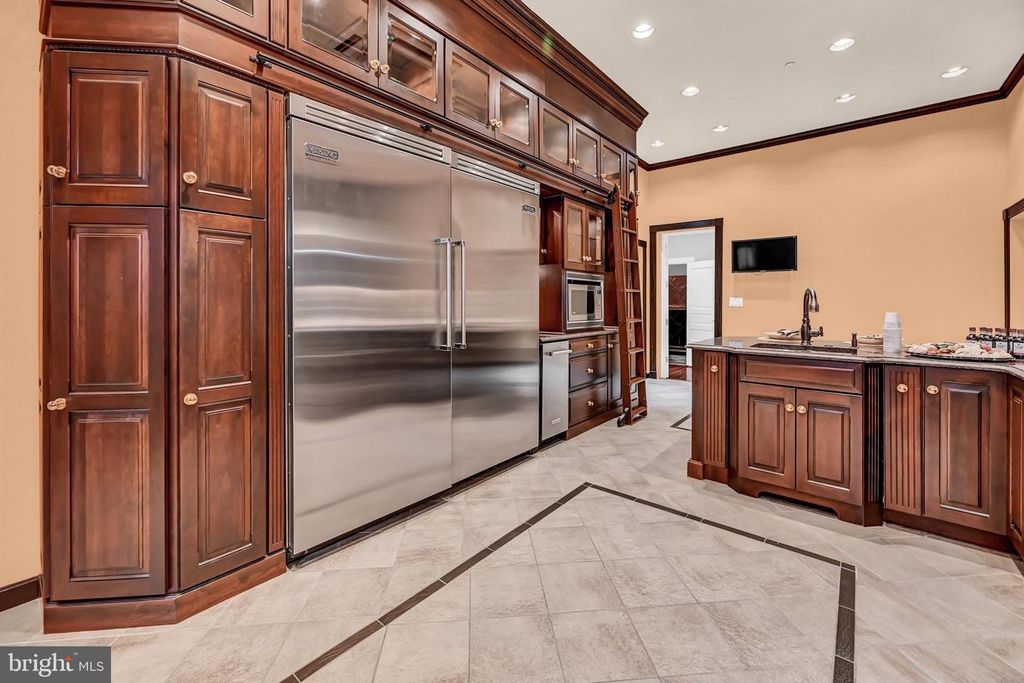 Image 16 of property listing at 1126 N CHARLES ST, Baltimore, MD 21201