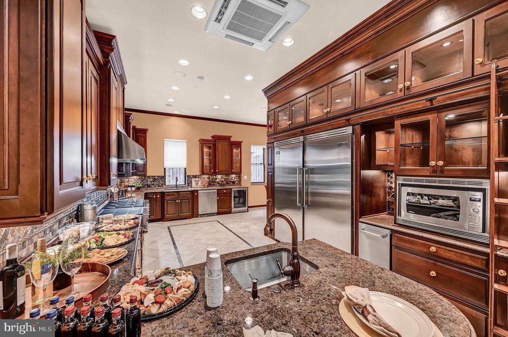 Image 3 of property listing at 1126 N CHARLES ST, Baltimore, MD 21201