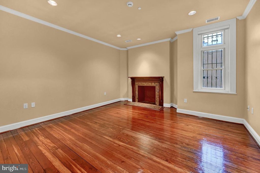 Image 31 of property listing at 1126 N CHARLES ST, Baltimore, MD 21201