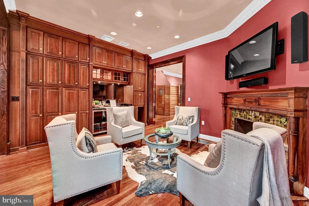 Image 7 of property listing at 1126 N CHARLES ST, Baltimore, MD 21201