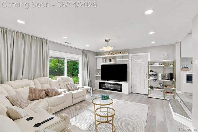 19346 Angling Street, Livonia, MI 48152