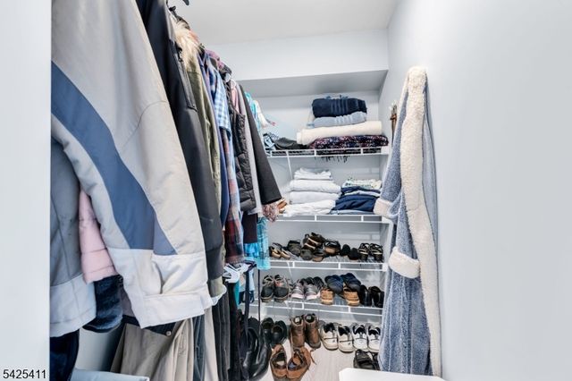 18 W Shawnee Trl, Jefferson Twp., NJ 07885