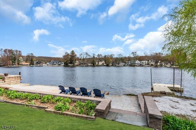 18 W Shawnee Trl, Jefferson Twp., NJ 07885