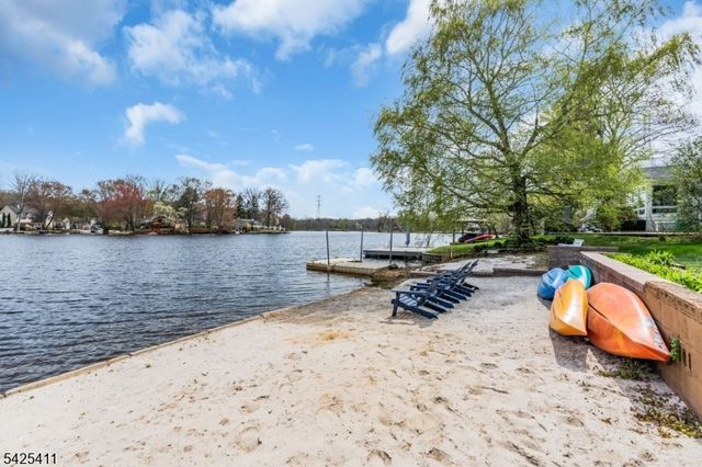 18 W Shawnee Trl, Jefferson Twp., NJ 07885