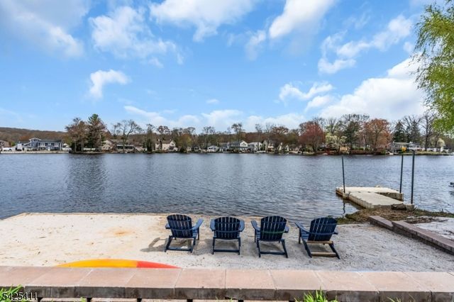 18 W Shawnee Trl, Jefferson Twp., NJ 07885