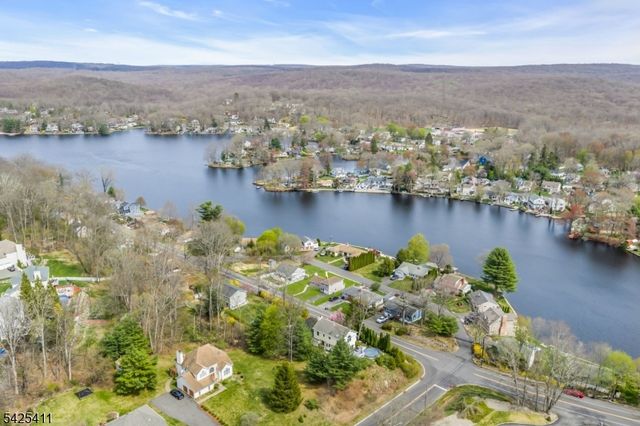 18 W Shawnee Trl, Jefferson Twp., NJ 07885