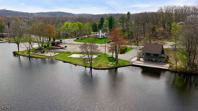 18 W Shawnee Trl, Jefferson Twp., NJ 07885