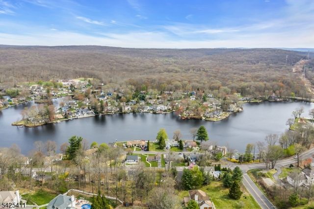 18 W Shawnee Trl, Jefferson Twp., NJ 07885