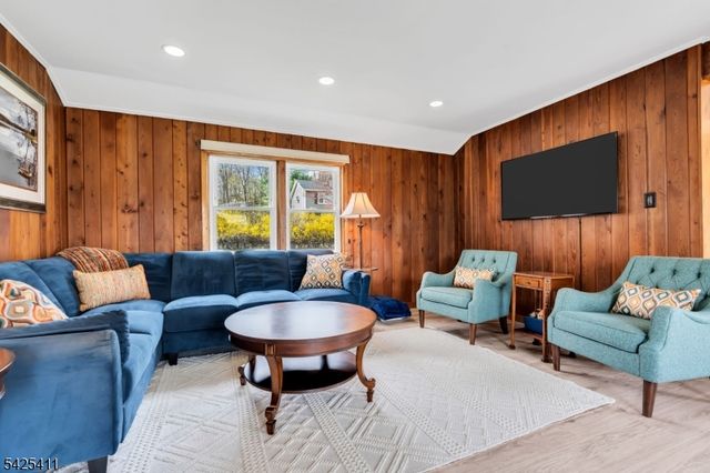 18 W Shawnee Trl, Jefferson Twp., NJ 07885