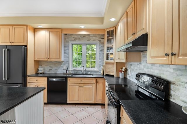 7 Lighthouse Cir, Jefferson Twp., NJ 07849