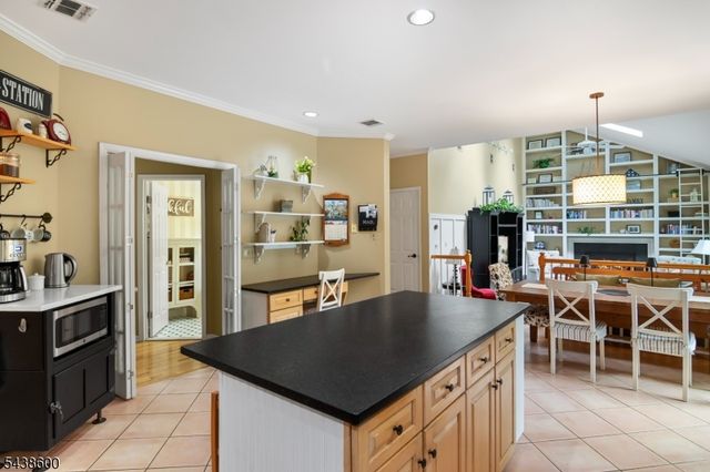 7 Lighthouse Cir, Jefferson Twp., NJ 07849