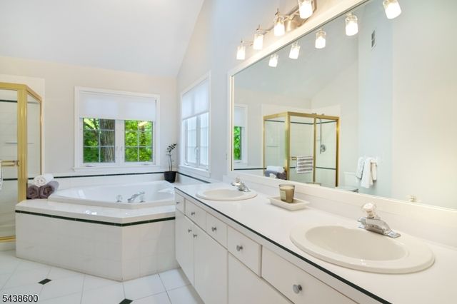 7 Lighthouse Cir, Jefferson Twp., NJ 07849