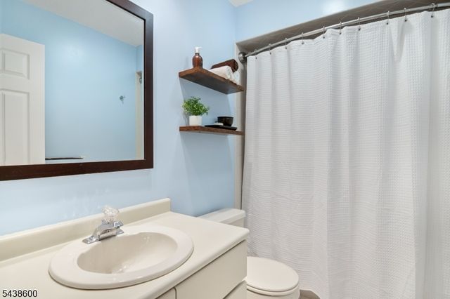 7 Lighthouse Cir, Jefferson Twp., NJ 07849