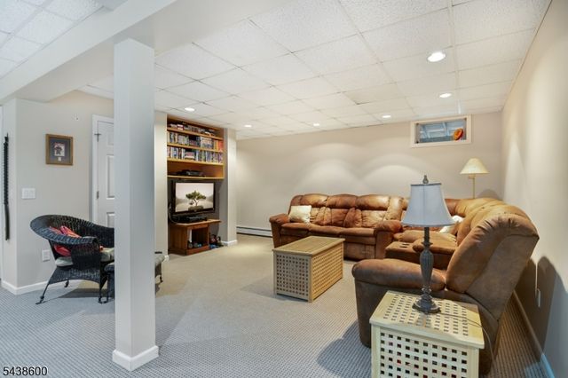 7 Lighthouse Cir, Jefferson Twp., NJ 07849