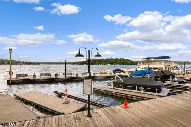 7 Lighthouse Cir, Jefferson Twp., NJ 07849