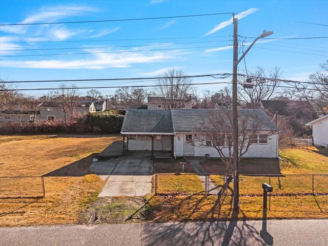 32 Flintlock Drive, Shirley, NY 11967