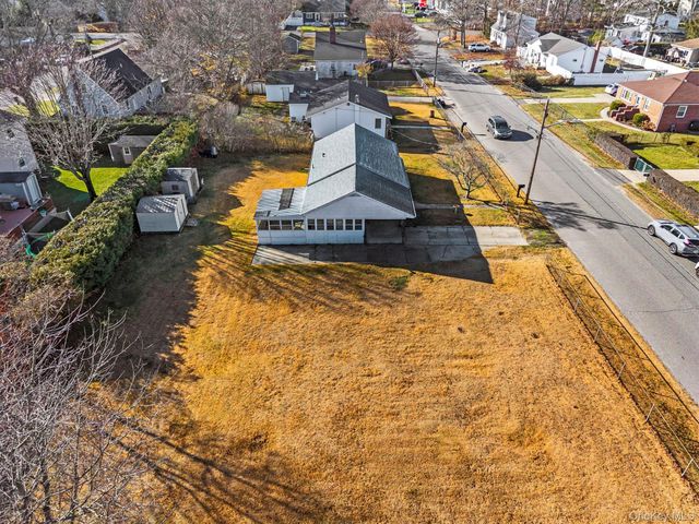 32 Flintlock Drive, Shirley, NY 11967