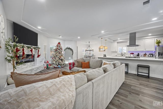 3900 Waterfall Canyon Drive, Bakersfield, CA 93313