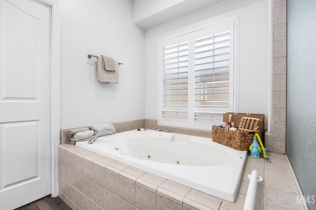 3900 Waterfall Canyon Drive, Bakersfield, CA 93313