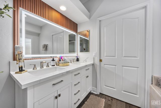 3900 Waterfall Canyon Drive, Bakersfield, CA 93313