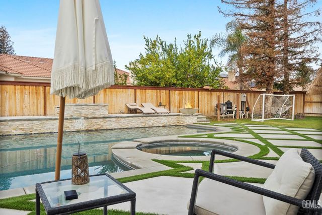 3900 Waterfall Canyon Drive, Bakersfield, CA 93313