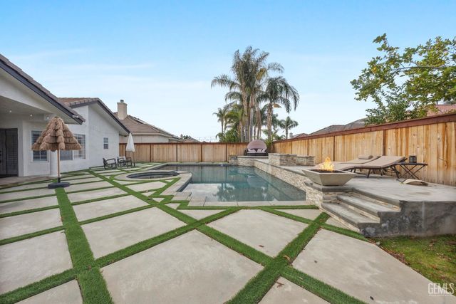 3900 Waterfall Canyon Drive, Bakersfield, CA 93313