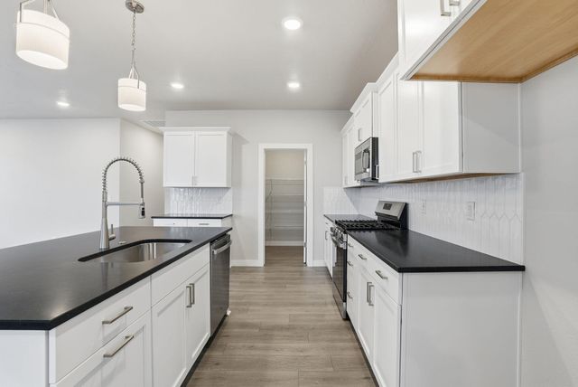 1231 N High Desert Dr, Deer Park, WA 99006