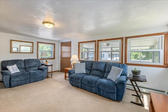 7 Wayne Street, Hudson, NH 03051