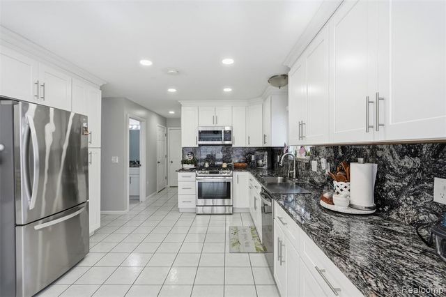 36372 Cecilia Drive, Sterling Heights, MI 48312