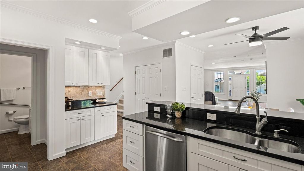 Image 9 of property listing at 646 ROCKAWAY BEACH AVE, Baltimore, MD 21221
