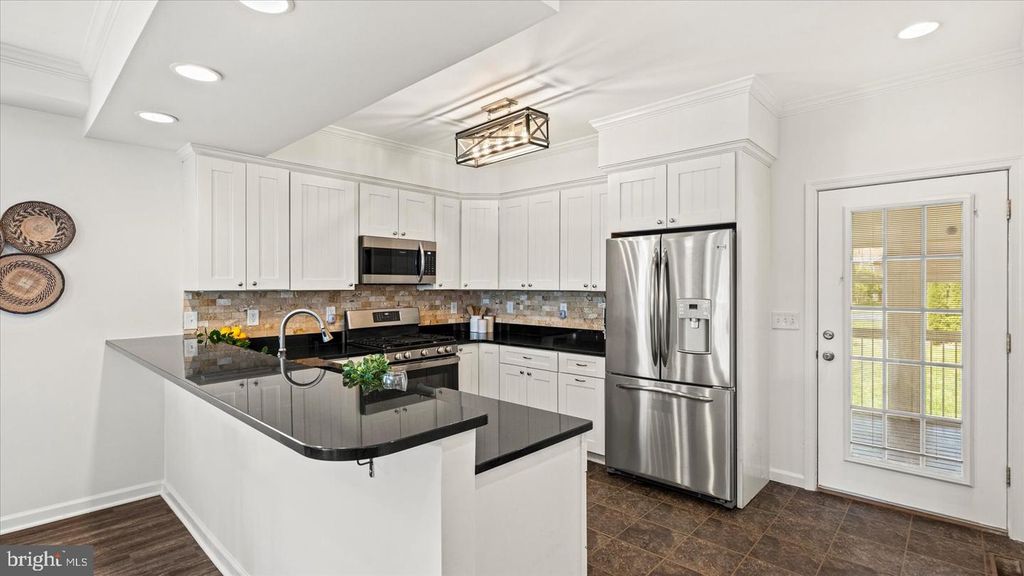 Image 10 of property listing at 646 ROCKAWAY BEACH AVE, Baltimore, MD 21221