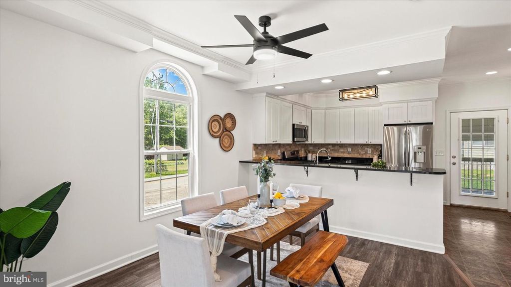Image 12 of property listing at 646 ROCKAWAY BEACH AVE, Baltimore, MD 21221